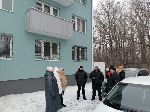 р