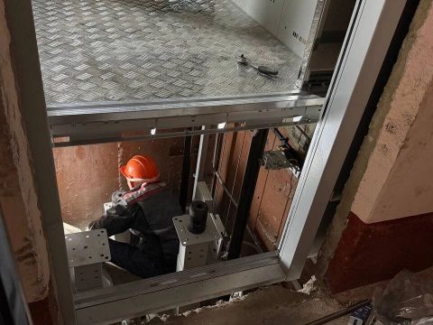 «Главное, чтобы ничего не падало»: в Белгороде начали менять отработавшие срок лифты